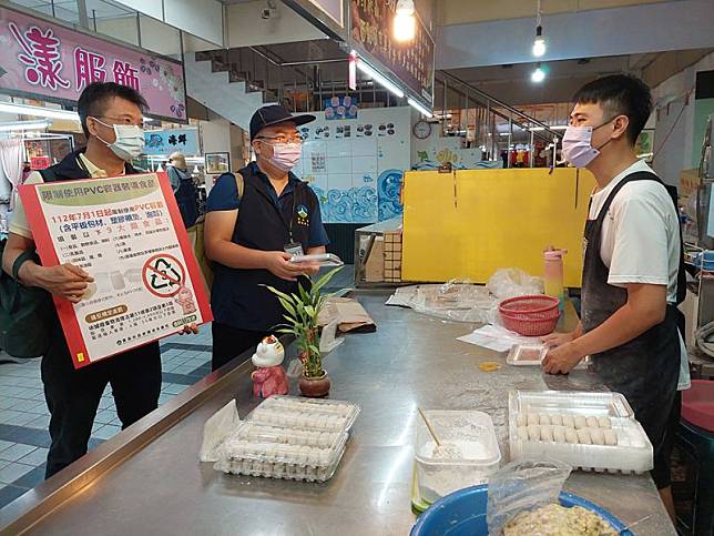 塑膠減量新政策將於今年7月起上路，環保局人員於市場宣導禁止食品包裝使用PVC塑膠材質等規範