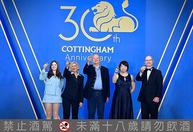 (左起)廷漢集團創辦人暨董事長Michael Cottingham的女兒Alexandra、妻子Rebecca、董事長Michael Cottingham、副總經理May Lu、廷漢執行長Steven Parker裴士誠舉杯慶賀「Cottingham 廷漢集團」30周年。