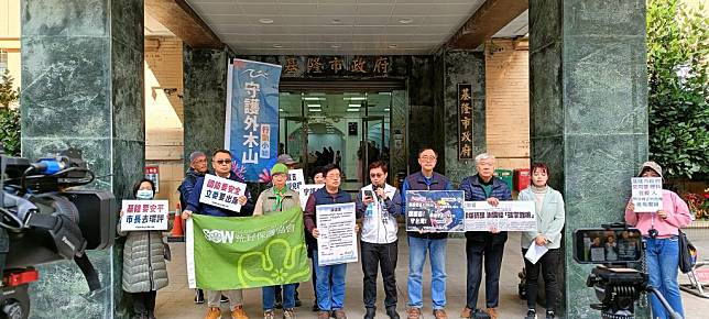 守護外木山行動小組王醒之等人，在基隆市府大門口為即將到來的環評，呼籲一起關注四接的議題。（記者張上耕攝）