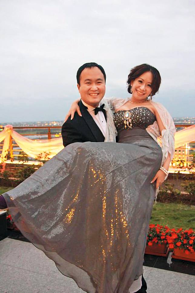 元祖食品大少東張乙濤（左）與藍婉綺（右）於2006年結婚、育有3名子女，但台北地院已於2016年3月間判准雙方離婚。（翻攝自張乙濤臉書）