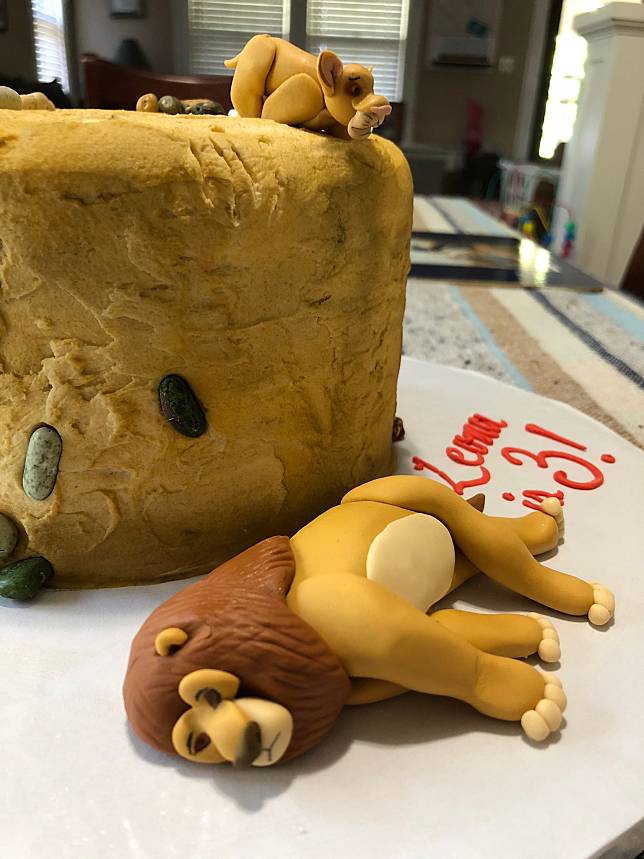 三歲妹妹要《獅子王》蛋糕，還指定要木法沙死掉那一幕，稱：「這樣大家就會不忍心吃，蛋糕就全部歸我！」（圖片來源：Casey Feigh@Twitter）