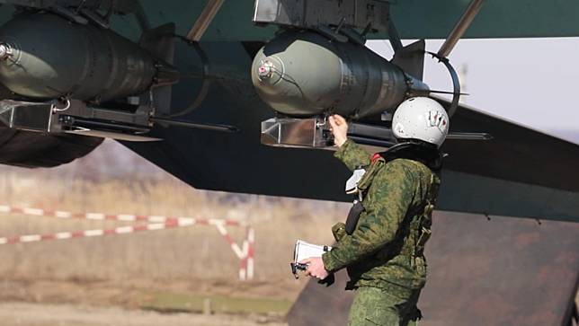 2024年3月8日，俄國空軍檢查一架蘇愷34戰機搭載的FAB-500航空炸彈。FAB-500重量500公斤，俄軍最新改造出的FAB-1500是其三倍重。路透社／安納杜魯通訊社