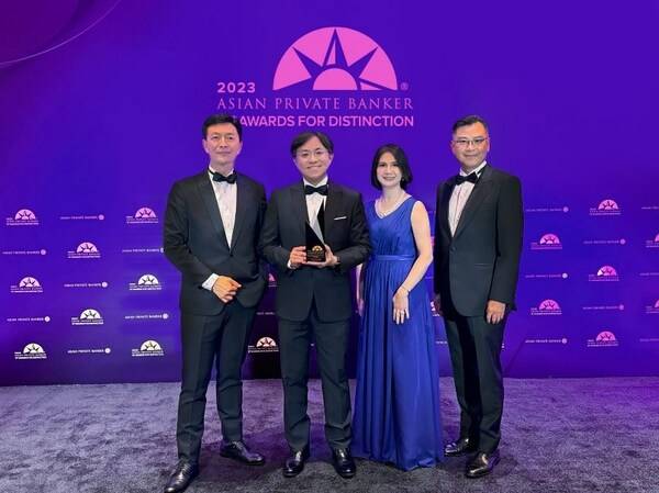 CUB Private Banking has been named “Best Domestic Private Bank (Taiwan)” by Asian Private Banker for the fifth year in a row, the only financial institution in Taiwan to achieve this great feat. CUB Private Banking CEO Robert Fuh (second from left) led a team to Hong Kong to receive the award.