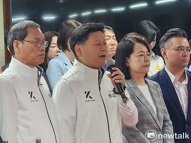 國民黨團總召傅崐萁說明在野黨提出的最終國防特別條例版本。 圖：黃建豪/攝