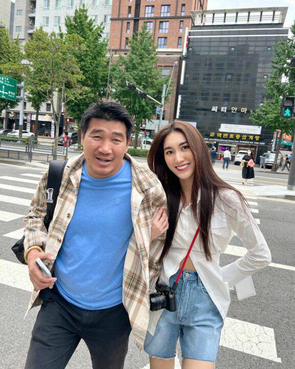 เผยภาพบ้านหลังใหญ่ที่ “น้องเบสท์” ซื้อให้ “พ่อสมรักษ์-คุณแม่”  ได้อยู่ตรงกันข้าม | KaaZip บันเทิง | LINE TODAY