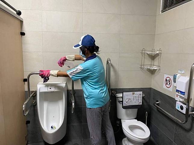 員林市公所清潔隊定期維護所轄廁所清潔。(員林清潔隊提供)
