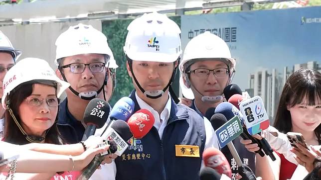 台北市長蔣萬安稍早趕赴北市天坑現場，曝台塑大樓施工出事。（圖／翻攝畫面）