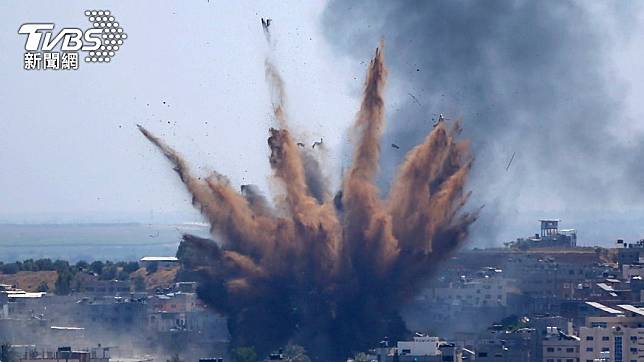 穆斯林齋戒月結束之際，以色列對加薩走廊展開空襲，黑褐色煙霧直衝天際。 （圖／達志影像美聯社）