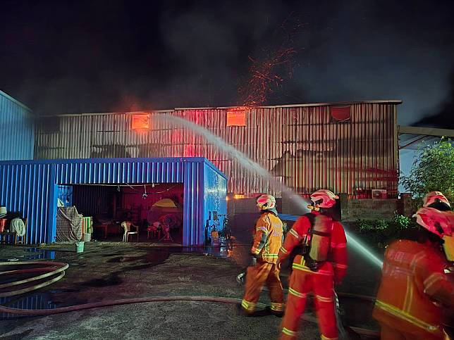 桃園市消防局獲報後趕抵現場救援，現場火舌濃煙竄天。圖：讀者提供