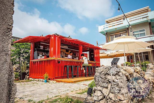 「菜宅裡的小酒館」開在澎湖山水里的搶眼紅色貨櫃屋中。