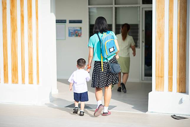新北幼兒園驚爆體罰案！4歲童剛轉學10天就受害，遭老師扭頭推撞牆！監視器揭多起疑似施暴行為