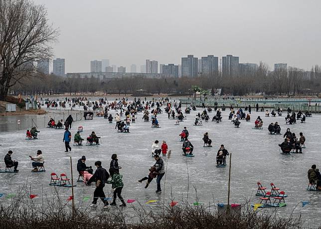 北京市民冬季經常會前往當地天然冰場滑冰。（Getty Images圖片）