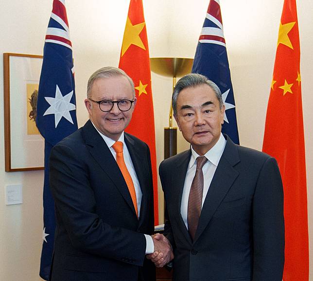 澳洲總理艾班尼斯(Anthony Albanese，左)與中國外長王毅(右)。(圖：Anthony Albanese臉書)