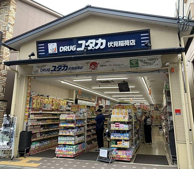 遊客赴日熱愛至藥妝店比價掃購。 圖：蕭玉真／攝