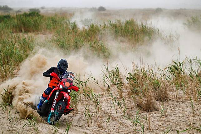 Deng Liansong of China in action during the fifth stage of the 2024 Taklimakan Rally, in China's northwestern Xinjiang Uygur Autonomous Region, May 26, 2024. (Xinhua/Chen Shuo)