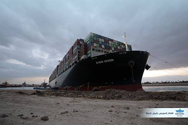 蘇伊士運河管理局表示，3月間造成蘇伊士運河往來受阻而被扣留至今的巨型貨輪長賜輪將在7日駛離。（圖取自facebook.com/SuezCanalAuthorityEG）