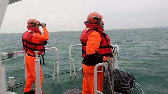 搜尋2失蹤釣客，金門海巡隊曾頂著風浪在海面上搜索，後來證實人被中國海警救起。金門海巡隊提供