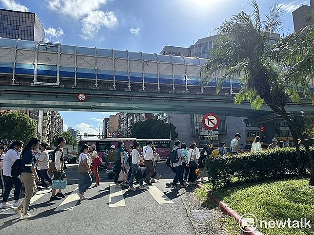 除了颱風之外，近年極端高溫、短延時強降雨等天氣事件愈發頻繁，讓不少上班族認為，現行停班制度已難以完全反映實際風險。 圖：林岑韋／攝（資料照）