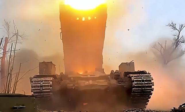 可發射溫壓彈的俄軍特種作戰區中央軍區出動 TOS-1A「太陽」重型多管火箭發射系統（俗稱「噴火坦克」）。 圖 : 翻攝自藍星特快