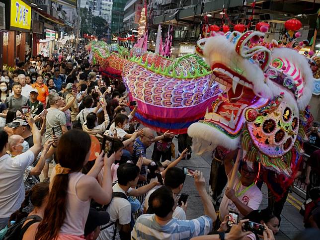 現場氣氛非常熱鬧，東大街兩旁有大批市民圍觀。（黃仲民攝）