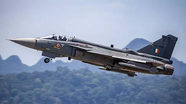 退役印度空軍元帥阿尼爾-喬普拉，近期在《歐亞時報》上發表文章說，印度自研的光輝 LCA 戰機才是真正的「黑馬」。圖為 LCA 戰機。 圖：翻攝自虎觀天下