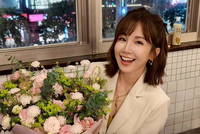 鍾欣怡和家人一起過44歲生日。（圖／翻攝自鍾欣怡臉書）
