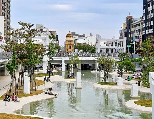 城市潟湖概念設計風格，讓河樂廣場啟用後，成為熱門的親子同樂親水空間。（記者羅玉如攝）