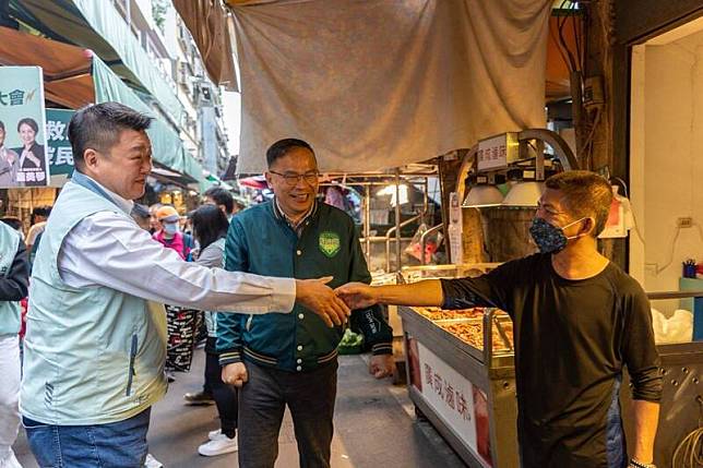 民進黨新北市立委第一選區參選人何博文今日相偕不分區立委被提名人王義川，發起「搶救國會過半大行動」限時任務，一同前進泰山區福泰市場掃街。(何博文競選總部提供)