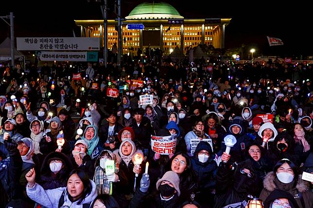 南韓國會12月7日進行總統尹錫悅彈劾案投票，因未達法定人數胎死腹中，國會外群眾聽到消息難掩失望。路透社