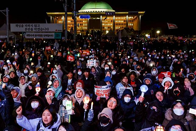 南韓國會12月7日進行總統尹錫悅彈劾案投票，因未達法定人數胎死腹中，國會外群眾聽到消息難掩失望。路透社