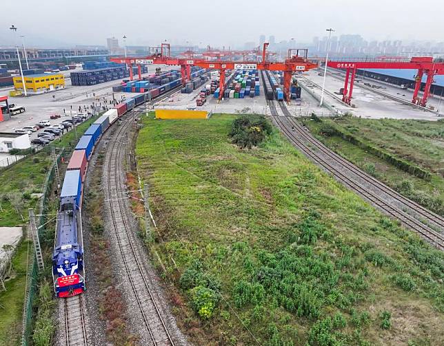 A drone photo taken on Nov. 15, 2024 shows the 100,000th China-Europe freight train, coded X8083, departing from the Tuanjiecun Station in Chongqing, southwest China. (Xinhua/Wang Quanchao)