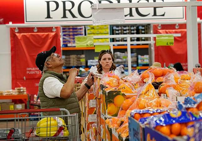 Customers select goods at a supermarket in Foster City, California, the United States, April 10, 2024. (Photo by Li Jianguo/Xinhua)