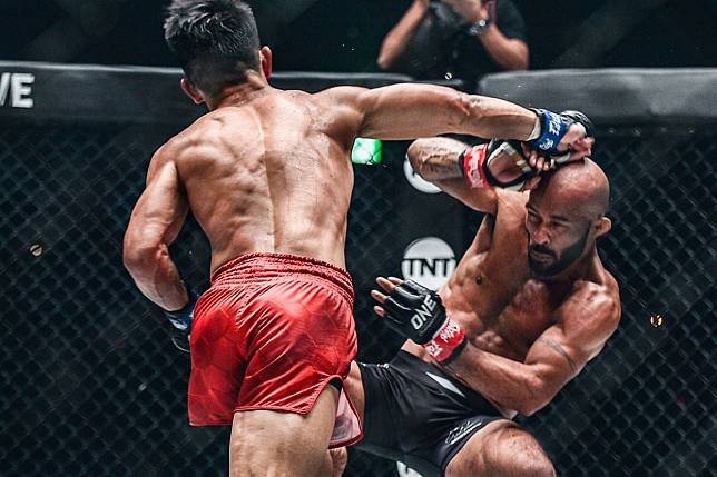 Demetrious Johnson dodges a punch from Danny Kingad. Photos: One Championship