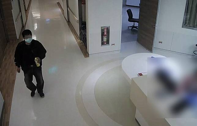 驚世人夫張書源投毒殺妻，拿寶特瓶現身醫院。刑事局提供