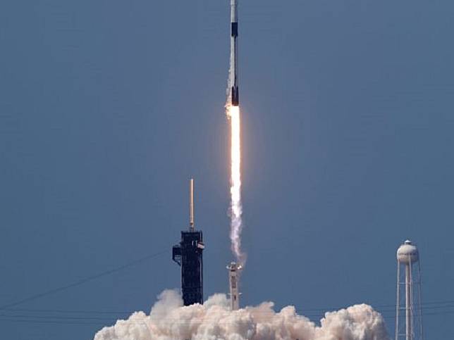 SpaceX成功與太空站對接　川普：美國不當老二