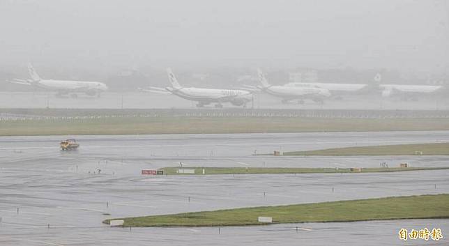多數停場航機已移往機場東北角等較適合避風區域停放，並完成航機防颱束機作業。(記者劉信德攝)