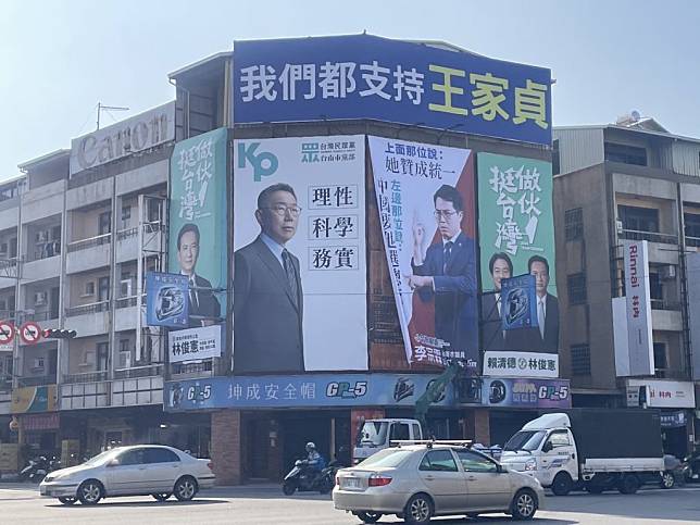 健康路、中華西路口各政黨參選人豎起看板，炒熱選舉氣氛。（記者林雪娟攝）
