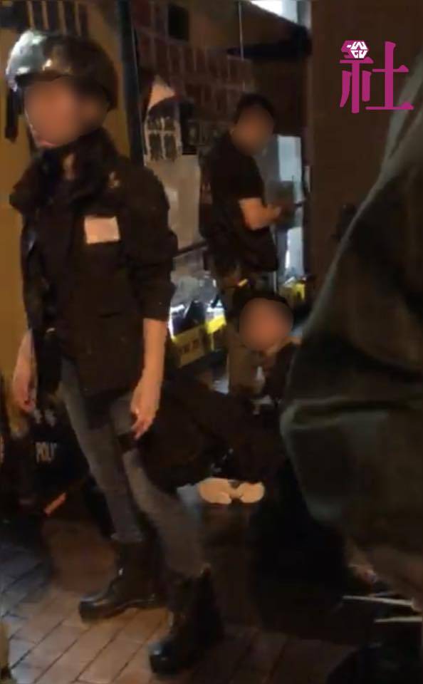 在25日香港荃葵青大遊行警民衝突中，，社工發現有1名男童遭到警方以束帶反綁，上前關切反而被攔阻。   圖：翻攝自香港社會工作者總工會臉書