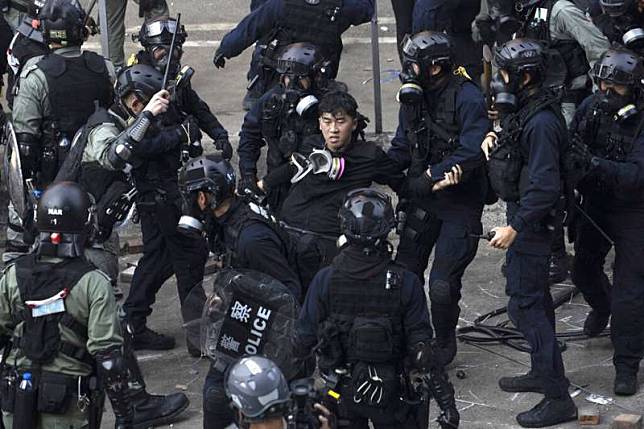 「反送中」勇武派與香港警察在理工大學發生激烈衝突，警方18日陸續逮捕想要衝出校園的示威者。（美聯社資料照）