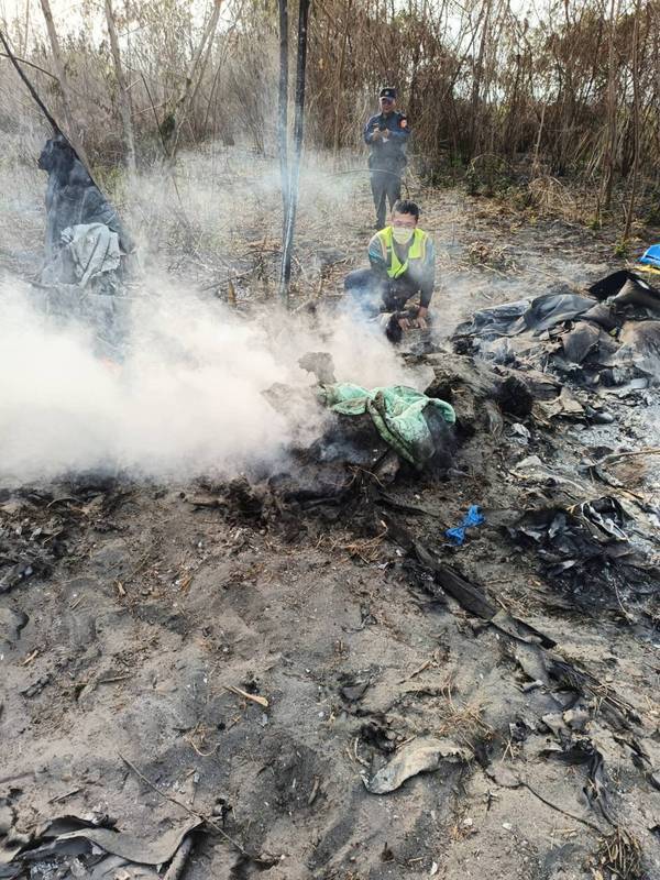 彰化縣消防局16日下午接獲溪州鄉岸角巷有輕航機墜落，出動各式消防車前往搶救，抵達現場時發現輕航機上2人當場死亡。 （彰化縣消防局提供） 中央社記者吳哲豪傳真 112年3月16日  
