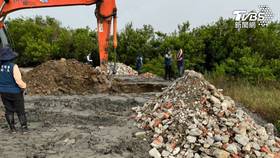 檢警環聯手查緝非法營建廢棄物掩埋場。（圖／TVBS）
