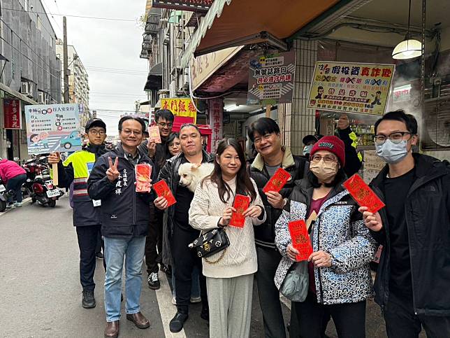 警方特別向民眾發放「蛇麼攏順利紅包袋」，希望民眾以紅包傳遞祝福之餘，也能傳遞犯罪預防、交安等知識。圖：警方提供