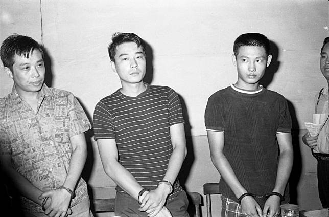 1970年，陳啟禮（中）與張如虹（右）、陳大偉（左）被押解在台北市警局拘留所。（聯合知識庫）