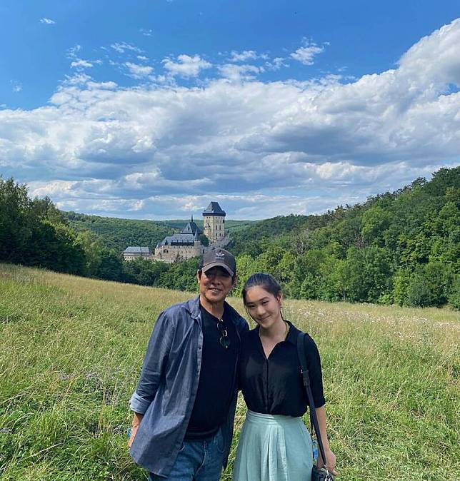 李連杰(左)與女兒Jada到捷克玩。(翻攝自IG)