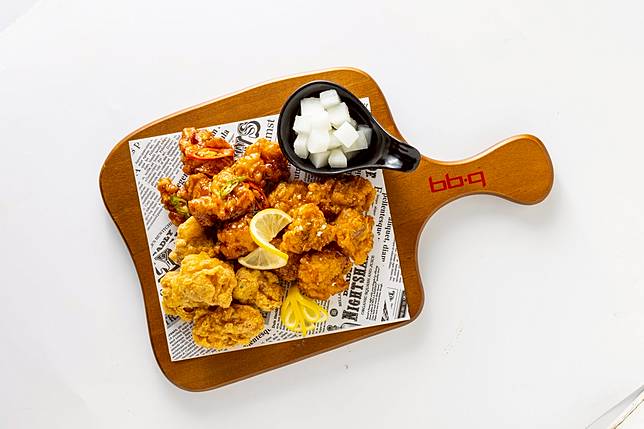 ▲「去骨炸雞拼盤」內含蜂蜜蒜味、韓式甘醬與起司炸雞，3種口味一次滿足。(圖/ bb.q CHICKEN)