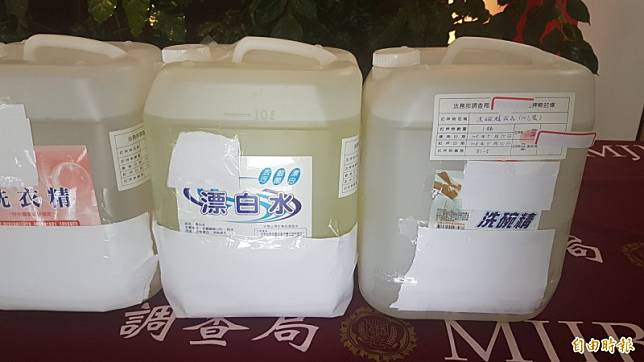 不肖業者將洗腎藥水桶拿來裝清潔劑販售。(記者林宜樟攝)