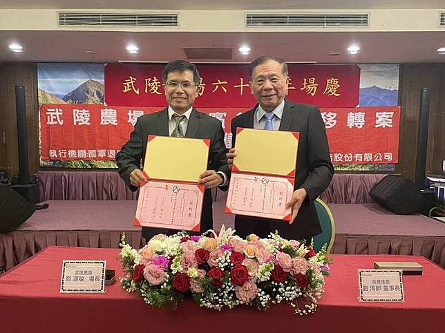 武陵農場埸長鄭源敏(左)與富野集團董事長劉清郎簽署未來10年經營合約。(富野提供)
