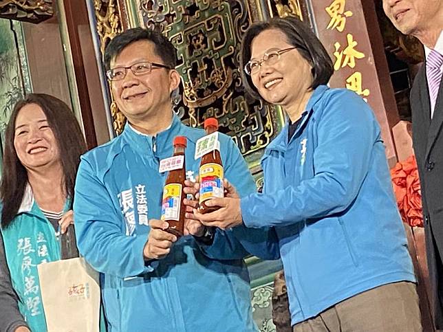 蔡總統萬和宮參拜，張廖萬堅贈辣椒醬給「辣台妹」顧台灣