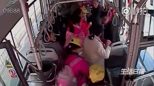 ▲老婦在公車上逼小學生讓座，行事粗暴。（圖／翻攝自《秒拍》）