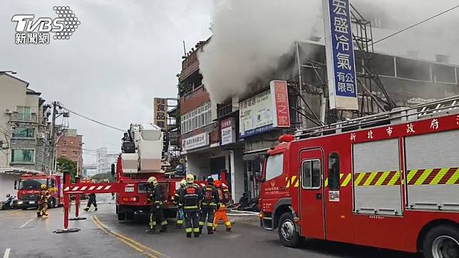 火警現場不斷地竄出濃煙。（圖／TVBS）